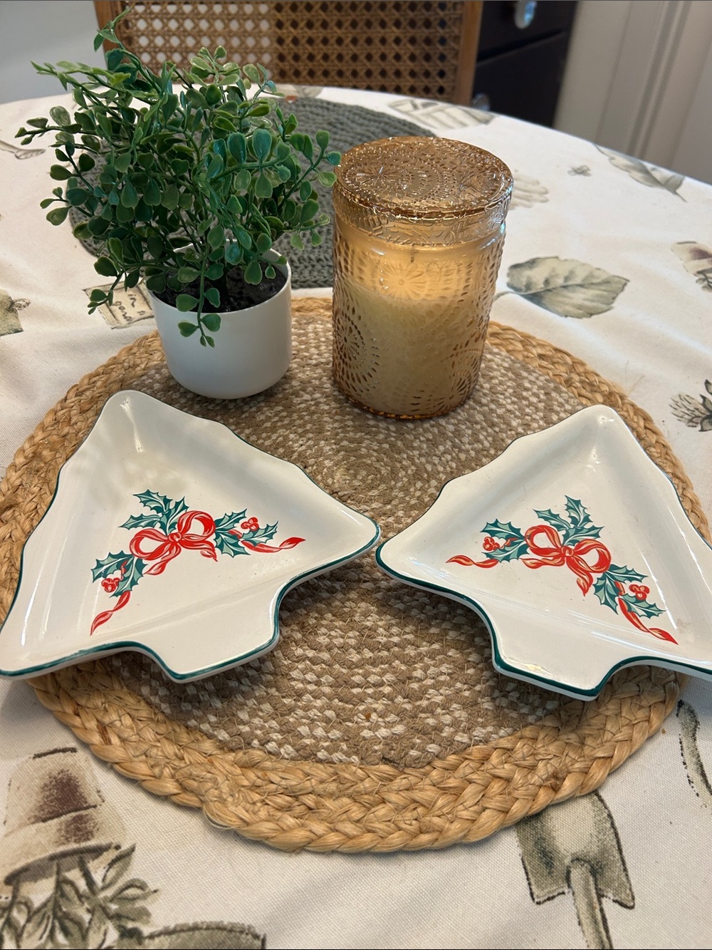 Christmas Ribbons
by INTERNATIONAL Set of 2 Relish trays